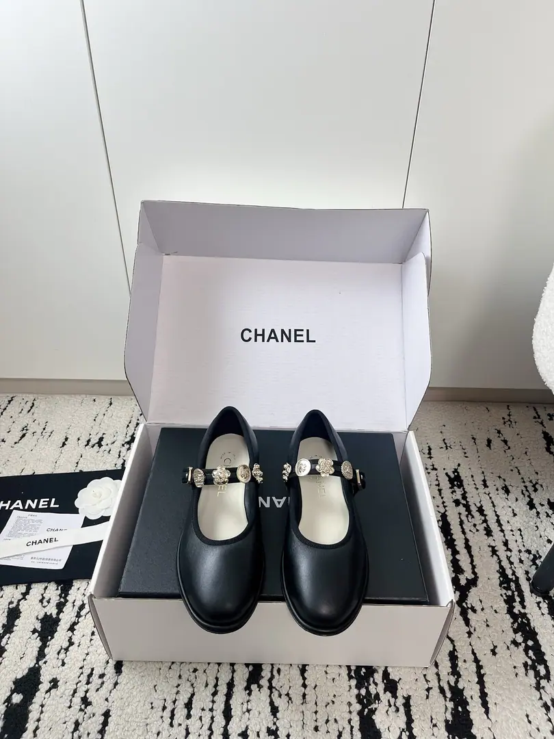 🏧𝗖𝗛𝗔𝗡𝗘𝗟The official network's newest Mary Jane. Super gentle and generous. A little shoe, a lady. It's a very good touch. High-level, high-quality. Counter Quality All materials are custom-made according to the original. Purchased for development of goods😘 Fabulous.: Original custom materials Uchi.: A sheep's skin. Shoes under the sole.: Italian imports are so thick. Size: 34-41 [34.40.41Custom] [⚠️Need a plane box.+]