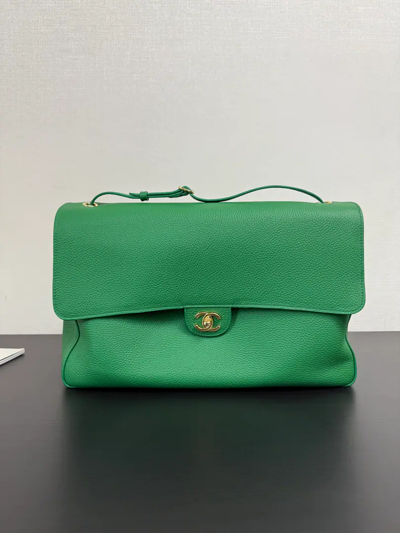 Current 26s GDSame little bag. Welding the high senses., Retro and atmospheric., The glossy glossy design puts the classic contours to the extreme., A proper shape of soul., A green look., ♪ The snobs are cold ♪, It's more story-telling taking pictures., maxi bagIt's really perfect for spring., It's a good time to be able to live with the formality., You can raise your profile when you're out of town., Fashion is so good.🥂 size: 39*28*11cm 99573
