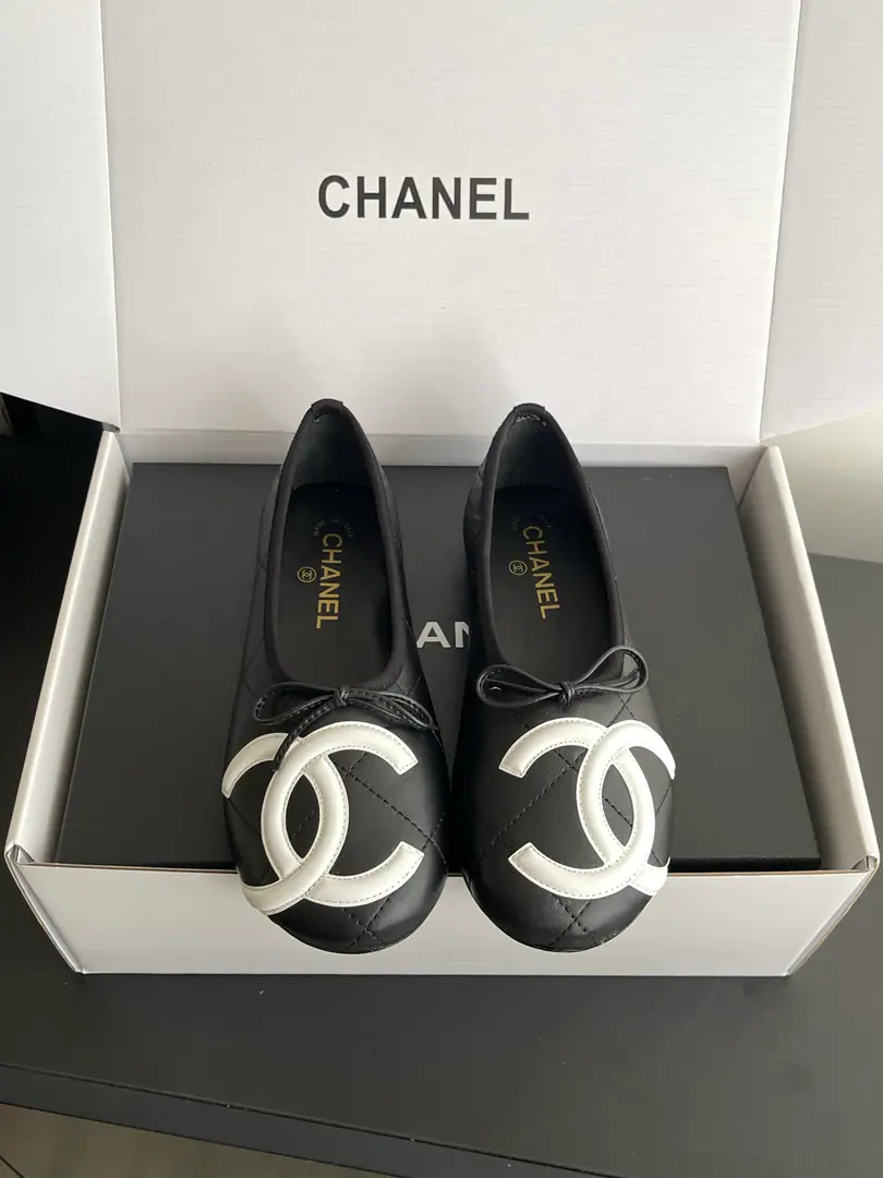 🏧𝗖𝗛𝗔𝗡𝗘𝗟Newest DoubleCThe Great Lugge Butterfly. Ballet shoes. Top Quality Original1:1Repeat The shoe face is imported with a little sheep's skin. The insides are all sheep's skin. Original Open-Mode Customized Size:35-41 [40/41Custom]