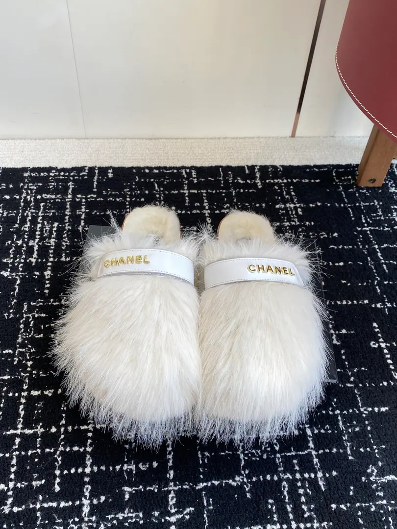 Requisition level Chanel Chanel. Classic four seasons.CFurry slippers. This is so cute. ♪ Soft and fluffy hair ♪ It's warm and warm. I'm gonna raise my legs. Autumn and winter with socks and lazy. The upper feet are really nice and stylish and gorgeous. Imported mink ♪ My hands are so delicate and so soft and smooth ♪ Rubber Bottom Size: 35-40（40Make a no-refund order.）