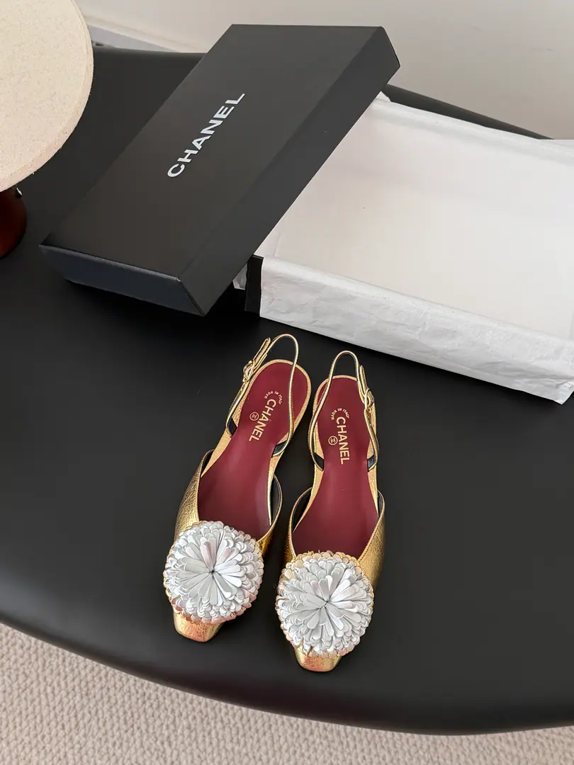 Chanel 25KSpring and summer, single shoes. This season of tea roses is really beautiful. The family's always been a noble name. It's a great sense of excellence.！The upper foot is very...nice～ No matter what you wear or dress., Pants., It's a lot of stuff.！It's beautiful.！A special one. The shoe face is imported with a little sheep's skin. I'm putting my feet on the inside and growing a sheep's skin. ItalyAThat's a big one. Size: 35-39（40/41Custom）