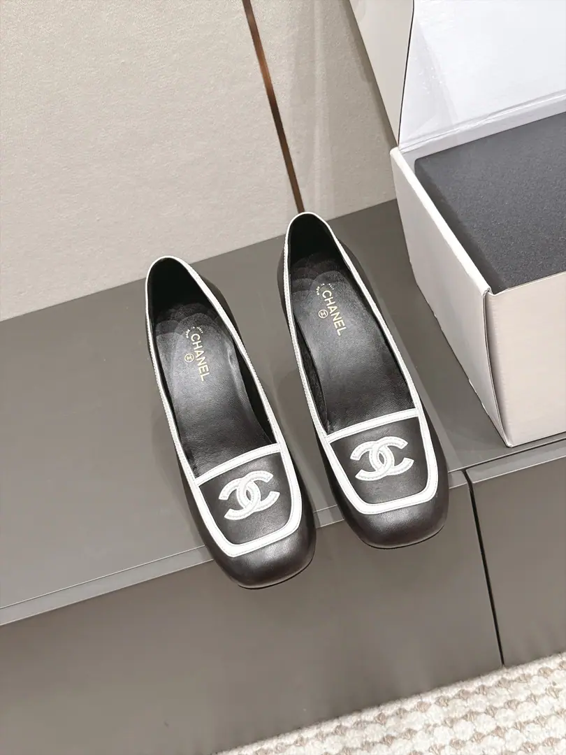 Requisition level Chanel 26/Autumn New Slurping heels. The classic shoe-like stumps with a regenerative sense of excellence., The color-based design flashes the whole picture., I want Chanel's brand recognition full.. The shoe line is flowing., Perfectly modulated feet., Widefoot, The meat and the feet can be easily managed., The upper leg second is a fine foot., It's a good leg.. I'm a shoe-type worker., It's delicate., The upper foot is full., ♪ Easy to wear the high-level ♪. Shoebed design fits the bottom., You won't be tired of wearing it., It's actually done on the two-way line of comfort and color.. Shoe.: Lamb skin./It's a little bit of painty. Uchi.: Lamb skin. Otsumi!: That's a big one. size: 35-41Code（40, 41Code custom is not to be changed）