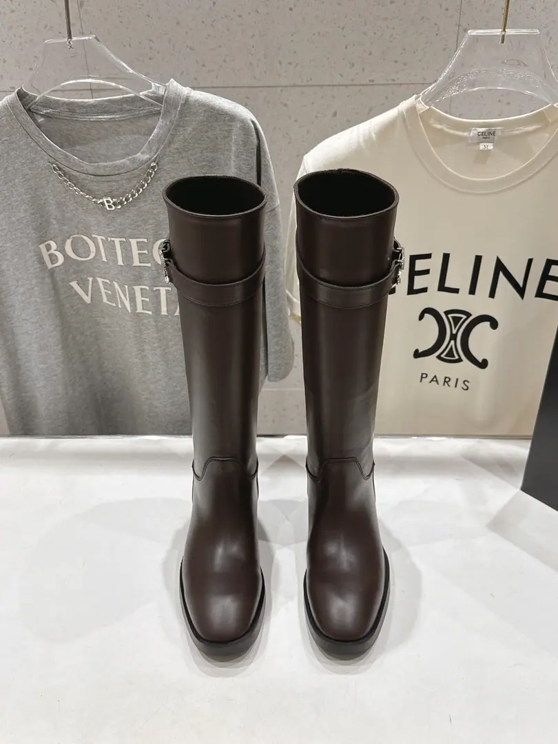 It's like a leather./That's a little skin. 🏧𝐂𝐡𝐚𝐧𝐞𝐥 Top new item. Original metal belt with knight's boots. DoubleCMetal belts, snap your eyes. The boots are so delicate and bright. The upper leg second becomes the straight leg.💃 Facework customized leather with original The inside feet are all sheep's skin. Italian original import base size: 35-41 [40/41Custom]
