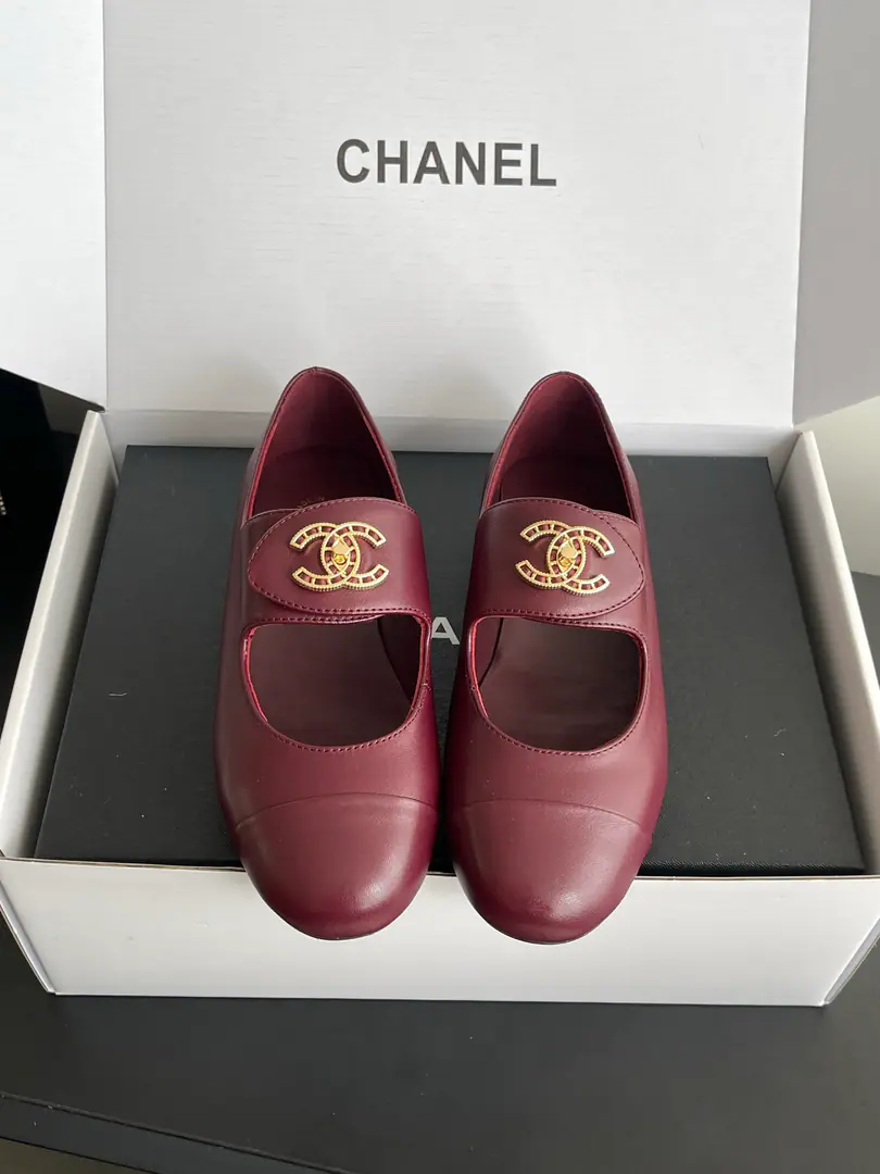 🏧𝗖𝗛𝗔𝗡𝗘𝗟Latest top-of-the-line. Original development Metal binaryCButton Mary Jane's single shoes. The flour imports the sheep's skin./Goki! Into the nest, silk and sheep. Italian imports are so thick. Size35-41 [40.41Do it.]