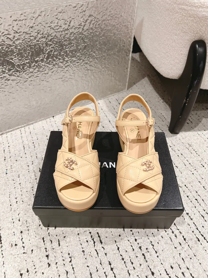 🏧𝗖𝗛𝗔𝗡𝗘𝗟The newest heel in the counter.. A bouquet of magic.！A new series of muffins will be required to pay for the explosion., The goddess series. 💃It's too hard to resist., Hearts.ing…… Shoe-faced cow skin./Weaver materials A fine parchment. The original membrane is a very good one.. Waterproofing stations4cm, Back up.12cm Top35-39 [40/41Custom]