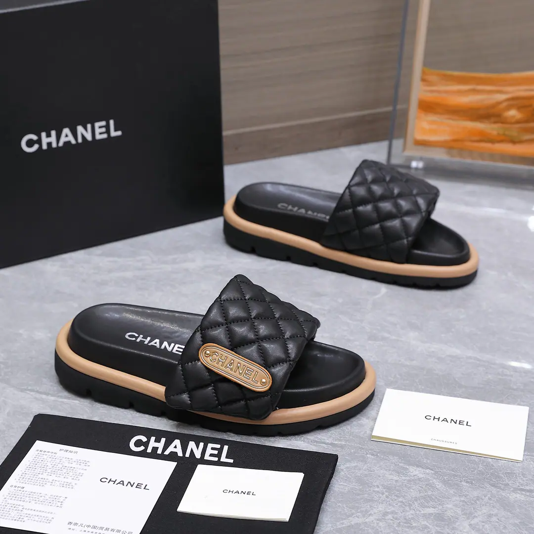 CHANEL Thick slippers.｜This fall and winter show., Start at the bottom of the feet.🖤 𝗖𝗛𝗔𝗡𝗘𝗟Explosive., Waiting for it. The star show is finally here.. The diamond-gring embroidery. The sign leather is wrapped on it. It's all classic.. ♪ Inside line soft sheep skin ♪ The water table is shaped by bows. ♪ And I'll be gentle and gentle ♪. Lazy and delicate., I can do both.. From the street to the date. The air is leaking without trace.. High-level., It's nice to wear., And I'm so happy.. This autumn winter., Let him walk you through all the occasions.. #Chanel slippers. #Same show. #♪ The high-end touch ♪ Fabulous.: The sheep's tattoos are super-fibrous. Uchi.: Lamb skin. Foot.: The sheep-grained water table. Otsumi!: Slurp-resistant rubber floors. Codes: 35–41Code (42/43Do it.) Plant