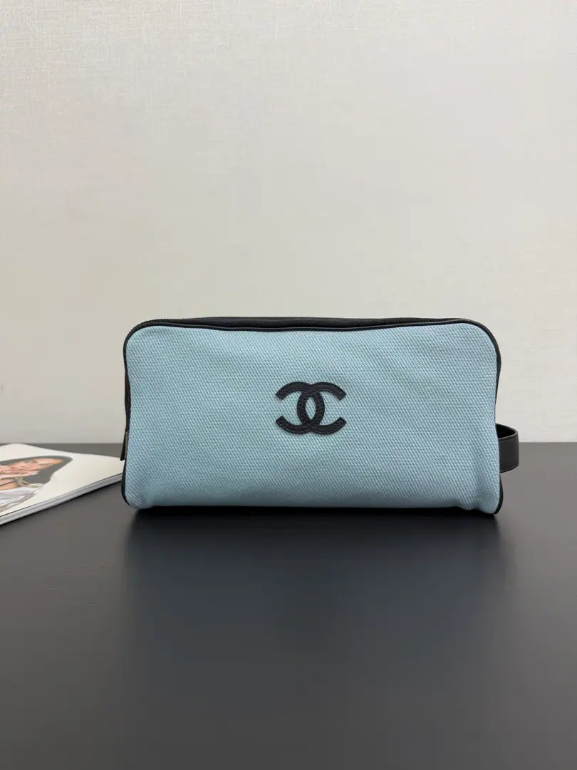 Current 26MThe blue canvas. It's very practical., One for the trip.！🉑Put the air cushions on. And lipstick and a little jewelry and so on.…👏🏻You can take your bag out of the street too.🆒 It's so beautiful., I only know how good it smells if I've used it., Or you can put a chain on yourself.diyIt's just a little slant bag. size: 17×29×12cm 99600