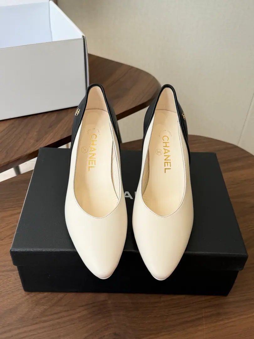 CHANELKaori! 26ss The early spring new money. Deep-head single shoes., Brief, Elegance., It's a great sense of excellence. Grandma Jane's heels are single., It's a perfect date for work., A white-looking fairy-tale.. I'm not a sheep-skinner., I'll put my foot on the skin inside., Soft and delicate., The feet are 100% comfortable., A beautiful one, but also a woman., Italy is a big-ass country. He's tall.: 8.5cmLeft and right Size: #35-41（40 41Make a no-refund order.）