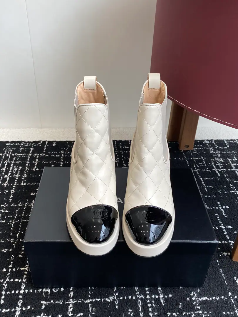 Requisition level Chanel 25ss Autumn Winter Series Bold Water table boots. It's a very hot pair.CDesigning manual lines is time-consuming. A unique, big-end double-playing exercise. The red bottom line makes you unwittingly reveal that the long line of the car is a classic and permanent recoupling.CThe smell is permanent. Fabulous.: Import of sheep skin Uchi.: Little goat skin. Otsumi!: PuThe water table and the Italians are so big. Size: #35-40（40 Make a no-refund order.）