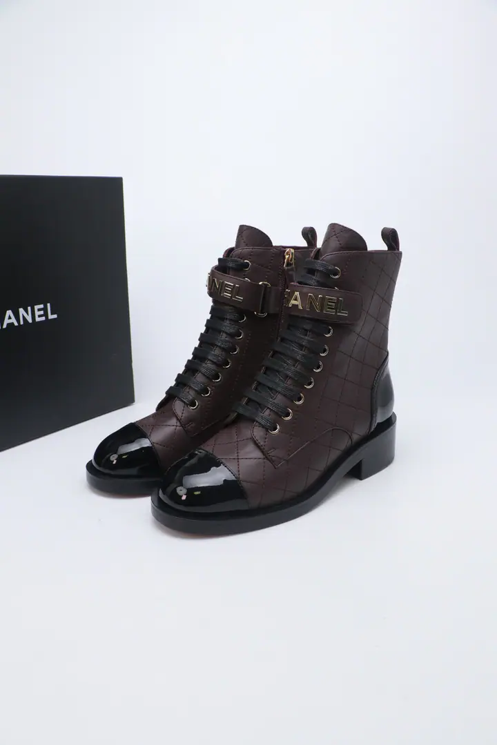 Classic.✅ 🇨🇳CHANEL｜Kaori!25K DoubleCThe classic knight's boots. The boot-tock chain decoration is where the soul is. Cold light and colored materials are in perfect contrast. These boots aren't just fall and winter shoes. And more so.ChanelWith classic genes and modern designs The grace of every step. ♪ Makes the daywalks a moving fashion scene ♪. Facework customized leather with original The insides are all sheep's skin. Original version to open size: 35-41