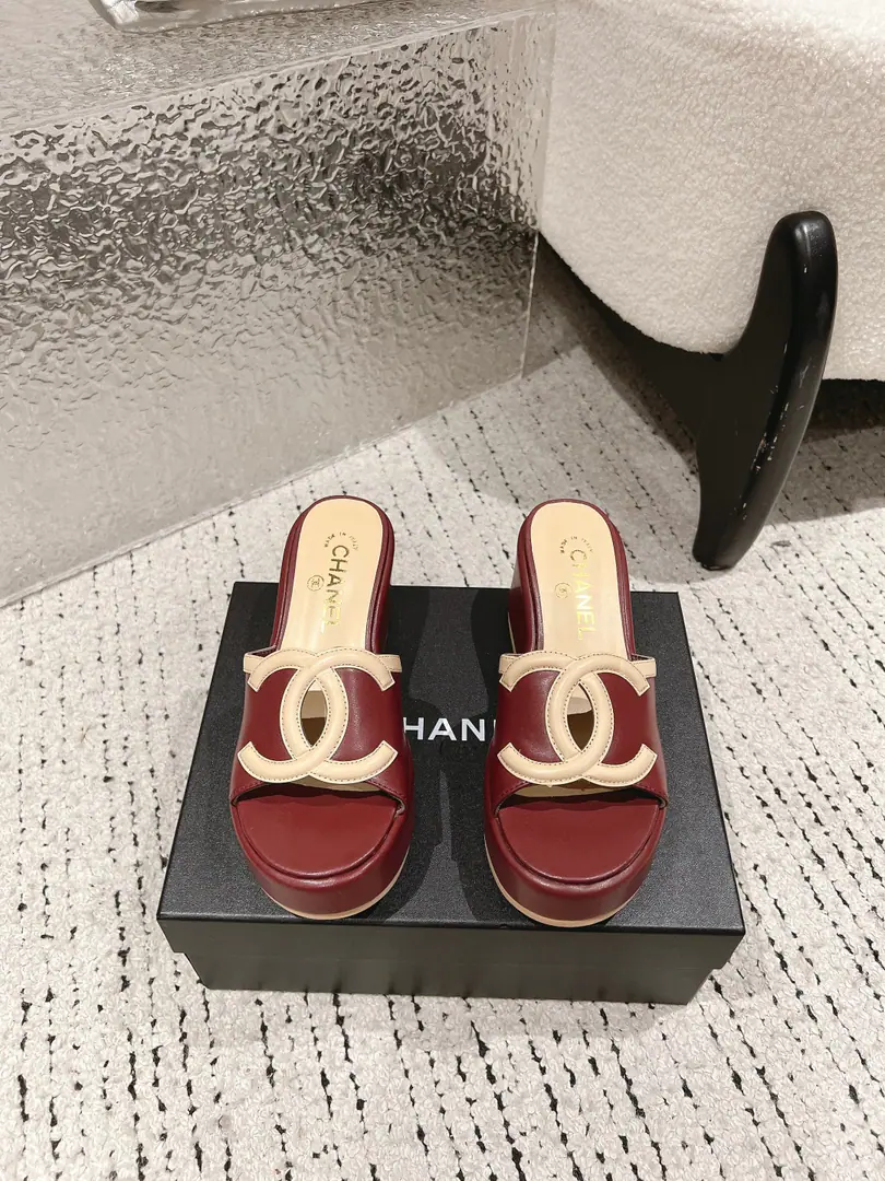 🏧𝗖𝗛𝗔𝗡𝗘𝗟Spring and summer brand new. Original Top Level DoubleCThick slippers. The season's fake duffle series is really beautiful.！ It's a beautiful foot.😍 How do you look?👍🏻 ꫛꫀꪝ Go➫ Material Shoes face is customized with original The insides are all sheep's skin. Original modeling, slide-proof floor Codes: 35-39（40/41Custom）