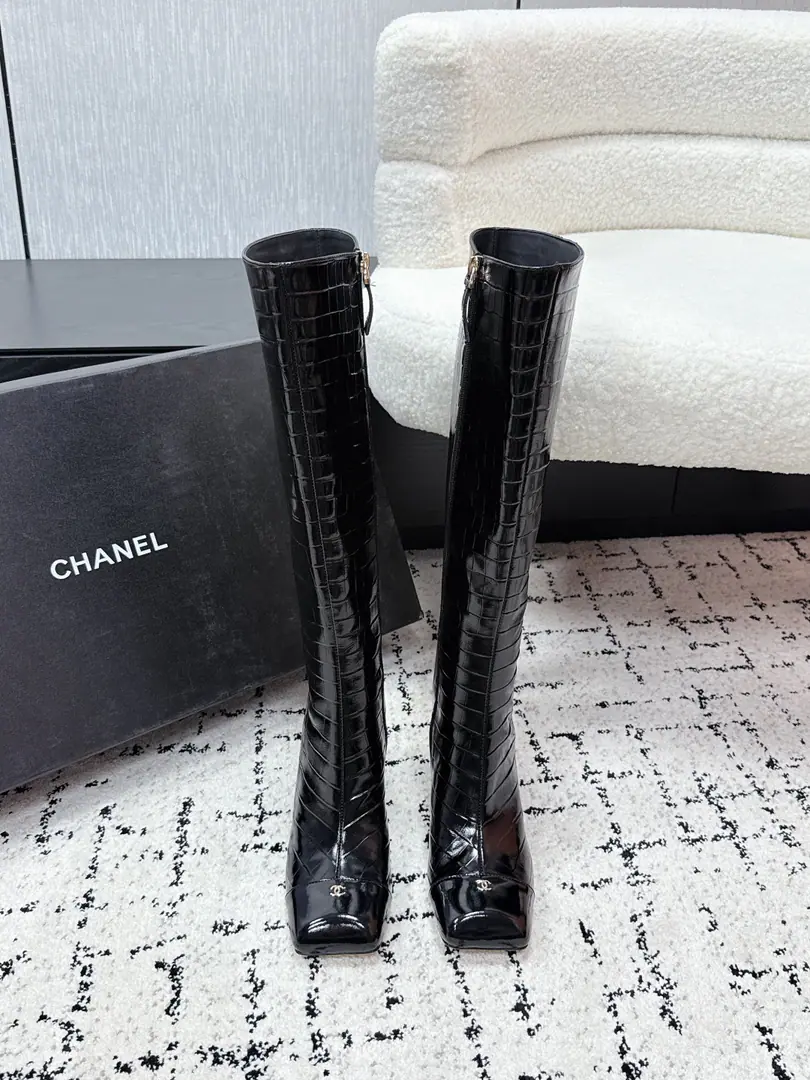 Chanel Chanel. 26/ Spring and summer. She's a good girl.CBook bag button. Rocks high and zipped. Boots. A classic and elegant design style., I'm going to blend into the fashion elements., It's both ancient and modern., It's for a variety of occasions.. The classic double color of shoes., Not only is this color a bright eye., And it also brings up color in the visual., To add a high quality to the dress.. Coarse and tactile, No, no, no., While providing a certain height,, It's a guarantee of stability and comfort., It's for long.. ✔️Shoe.: Skin on the little cow. ✔️Uchi.: Silk sheep skin. ✔️Shoes under the sole.: Italy is a big-ass country. ✔️He's tall.: 8.5cm ✔️Size: #35-41（40.41.Make a reservation.）