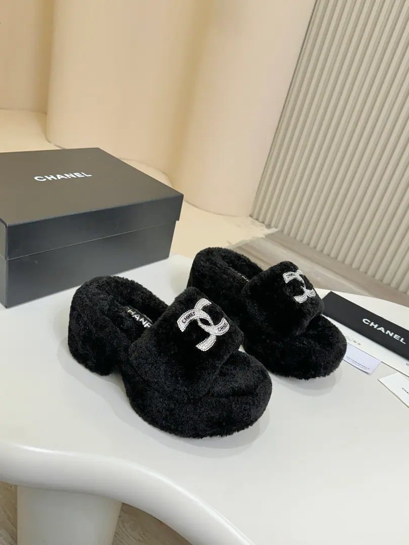 Chanel.CHANEL Thick fur｜Finally, we'll be waiting for the same two stars.🧚♀️ The shoes are covered in soft lamb wool. It's a classic double.CBrick.✨It's a straight mass. - Put it on., The sense of excellence is rising. The lambs in the house., It's as comfortable as stepping on the clouds.☁️ - I'm gonna put a thick rubber sole on it., Back up.8centimetres, Front palm.6.5centimetres, Raise the bar., The legs are loose.～ The slope and the design are so good., Lazy and fashionable. I'm out of town everyday., I'm a big fan of dating. The most important thing this fall and winter will have is a great instrument., I'll be glad to see you.～ #Chanel slippers. #The star is the same. #♪ The high-end touch ♪ Fabulous.: Lamb🐑Gross. Uchi.: Lamb🐑Gross. Foot.: Lamb🐑Gross. Otsumi!: Slurp-resistant rubber floors. Codes: 35–40Code