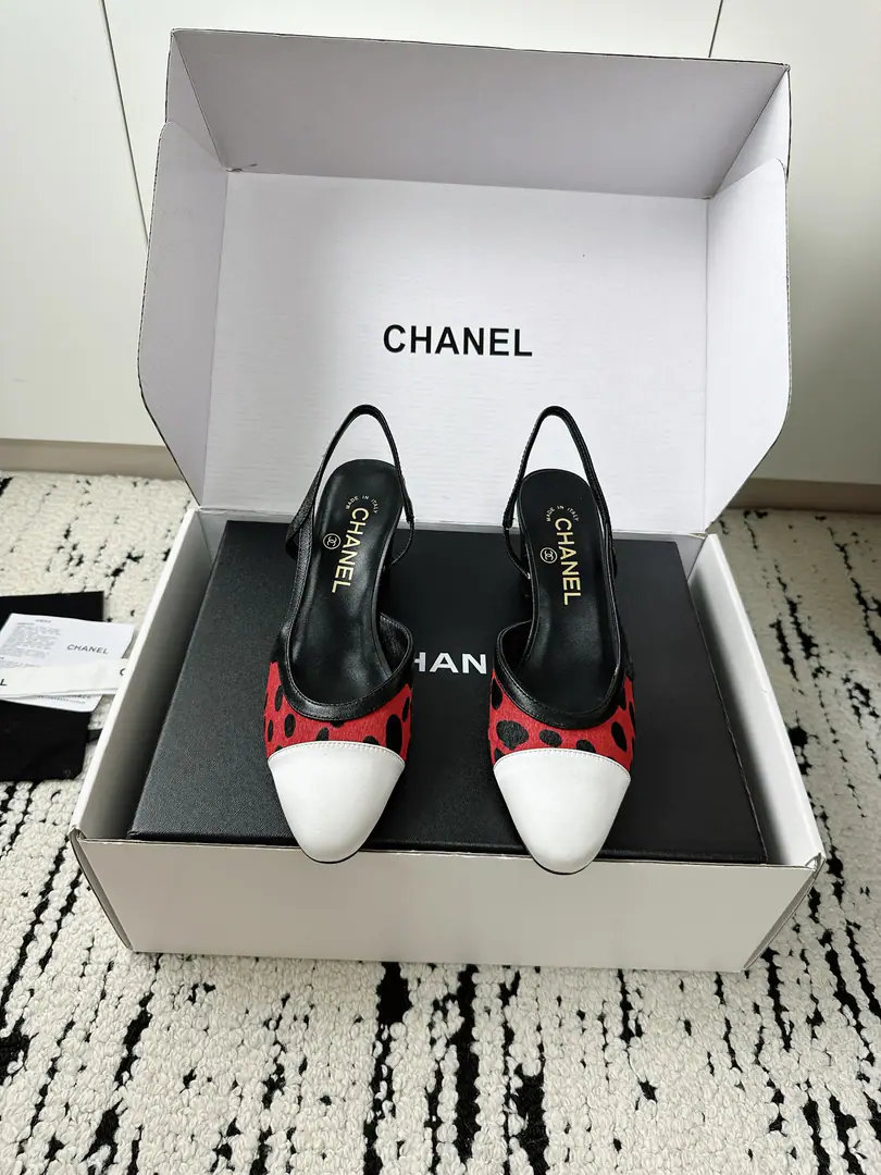 🏧𝗖𝗛𝗔𝗡𝗘𝗟Xiangixiang's classic coloring Alligator tattoos, empty sandals. Top Quality Facework customized leather with original The inside feet are all sheep's skin. Italian imports are so thick. size: 35-39（40/41Custom）