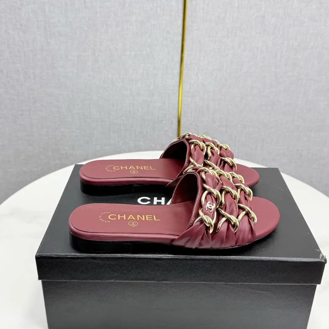 Chanel I'm not sure.⛓️Flat sandals. I'm wearing a little bit of a drag. A classic. ♪ With the finest things in the leisure ♪ Keep your breath down. This spring and summer is a treasure of the finest and most precious.！ The chain of sandals this year's big boom., It's a natural beauty., And the famous Chinese master., From leather to hardware-full high-end sense of excellence., The upper feet are cozy and airy.！ Shoe.: Lamb skin. Inside, put your feet on the inside.: Lamb skin. High heels: Floor Shoes under the sole.: Italy is a big-ass country. Codes: 35-39！ （40.41.I'll make sure I don't change it.）
