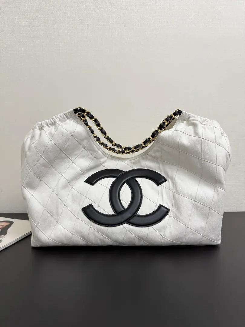 Current 26M Coco beachTot bag white. 26MTote is the bag of treasure walking on the beach., Come on, get me this one!🥳coco beachThe most worthy one. Self-respect and super-fuge., It's a French laxity that's not too hard.‼️The chain shoulder is single-handed., The utility of super-capacity., It doesn't affect its spirit at all.～The romance and the laxity of the summer have been captured by this one.～ size: 20×43×17cm. 99587