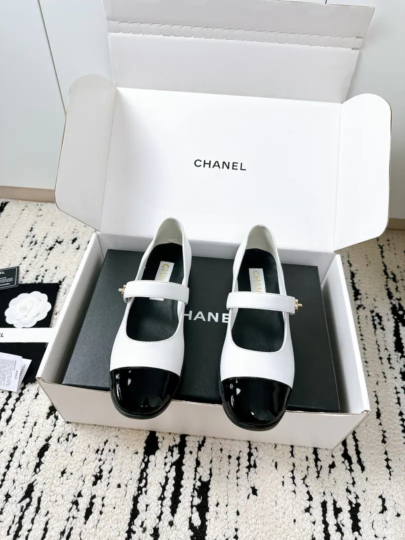 🏧𝗖𝗛𝗔𝗡𝗘𝗟The official network's newest Mary Jane. Super gentle and generous. A little shoe, a lady. It's a very good touch. High-level, high-quality. Counter Quality All materials are custom-made according to the original. Purchased for development of goods😘 Fabulous.: The original customised sheep paints skin Uchi.: A sheep's skin. Shoes under the sole.: Italian imports are so thick. Size: 34-41 [34.40.41Custom] [⚠️Need a plane box.+]