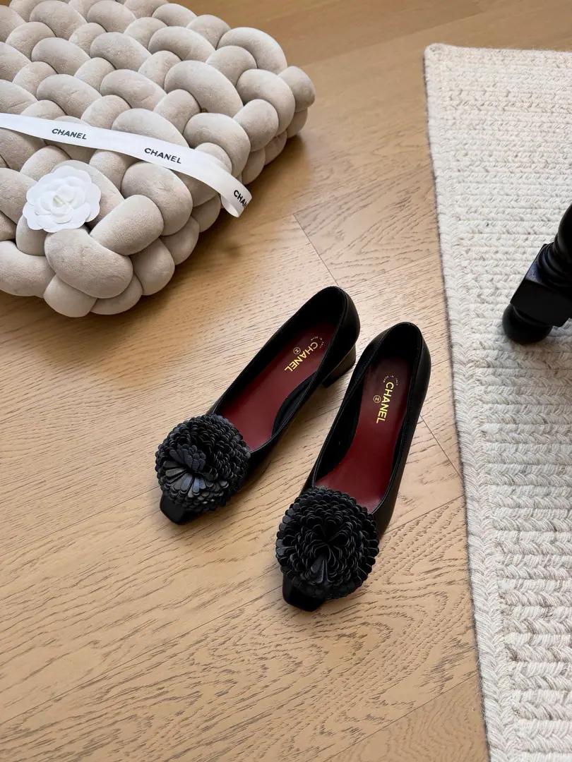 Chanel 26The new flower of spring and summer, high heels. Top Version！We'll have to sell it first. The shoes are covered with the inside of imported sheep's skin. ItalyAThat's a big one.5cmIncrease Size: 35-39（40/41Custom without re-offer）
