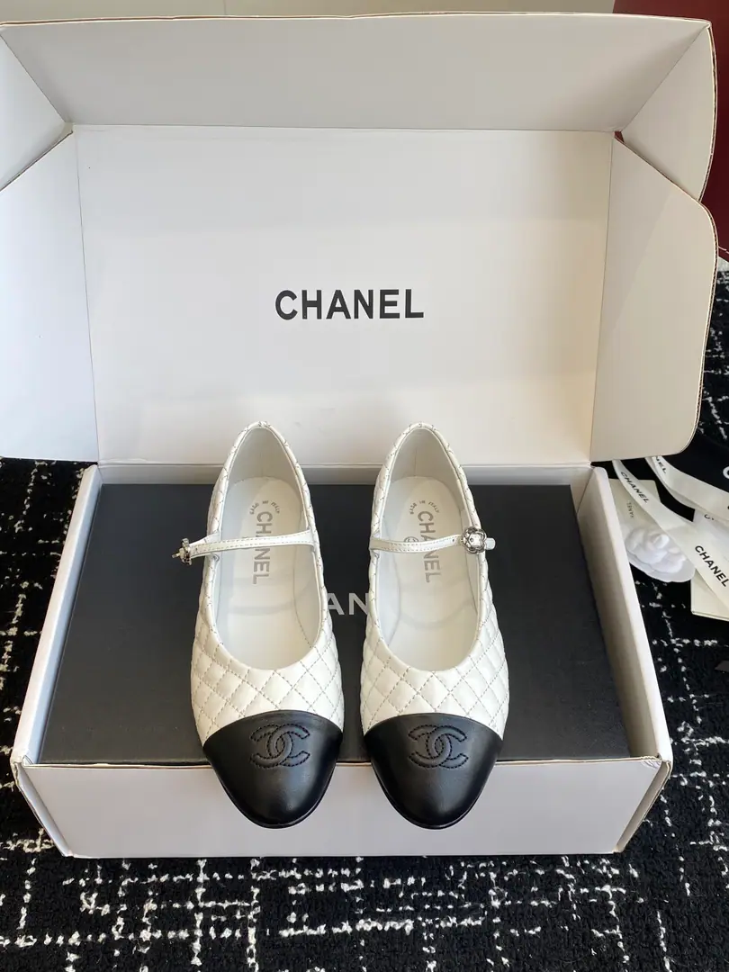 Requisition level（⚠️Synchronise Action✈️Box） Chanel 25ss Spring and summer series Mary Jane. Ballet shoes. It's a very hot pair.CDesigning manual lines is time-consuming. A unique, big-end double-playing exercise. The red bottom line makes you unwittingly reveal that the long line of the car is a classic and permanent recoupling.CThe smell is permanent. Fabulous.: Import mixed-breeded parchment. Uchi.: Little goat skin. Otsumi!: Italy is a big-ass country. Size: #35—41（40 41Make a no-refund order.）