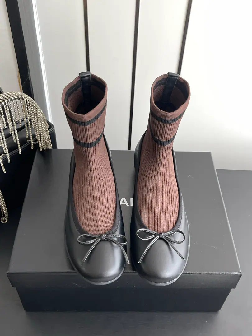 🏧𝗖𝗛𝗔𝗡𝗘𝗟New butterfly knots. - A free-bare sock boots. Facework customized leather with original The inside feet are all sheep's skin. Original Opener CustomTpuOtsumi! size: 35-39 [40/41Custom]