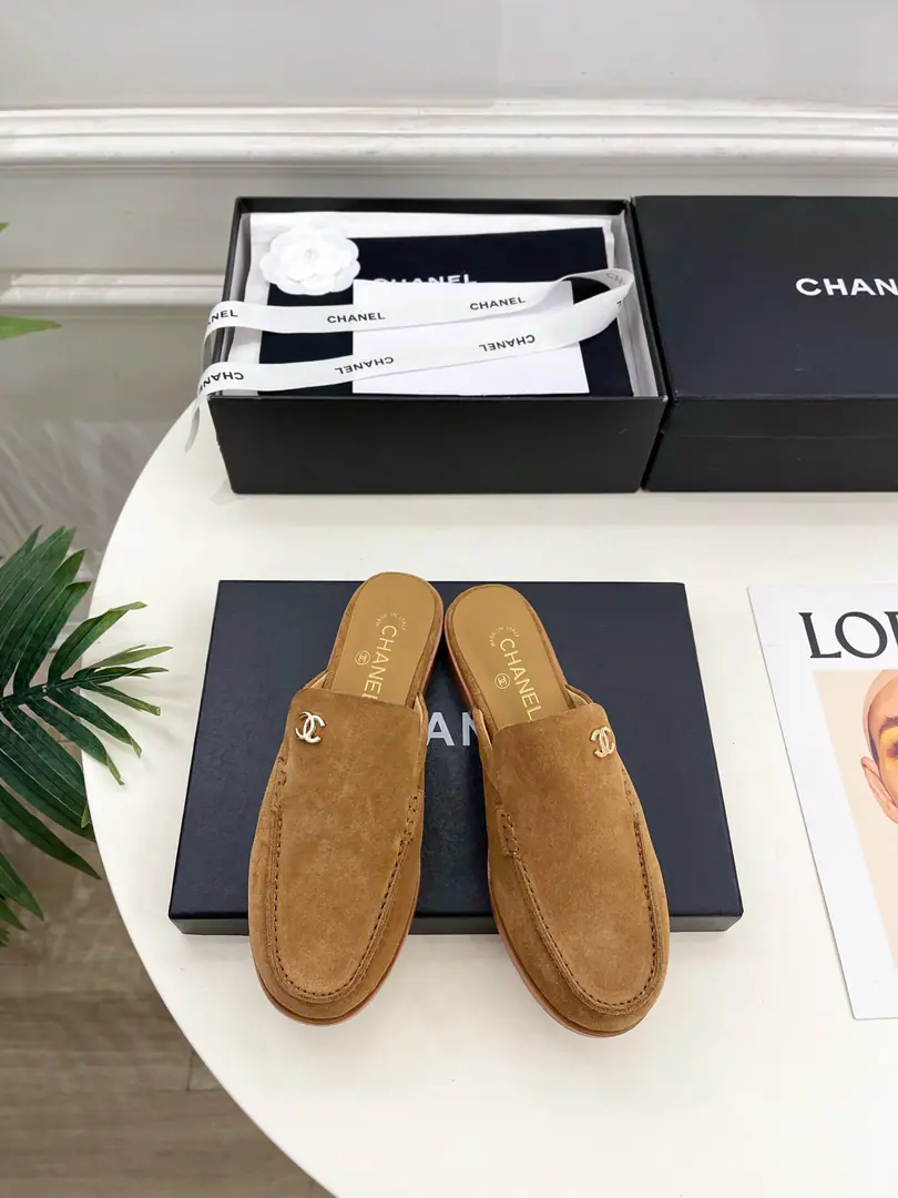 𝐂𝐇𝐀𝐍𝐄𝐋 | Kaori! 26𝐬𝐬 🦋2026 Spring and summer brand new. The cabinet is a classic show. Xiang-tzu.C Half a slipper, LeFoo. New series〰 🍬 BSThe best in the fashion world. The pairs are carefully designed. Extremely simple The classic elements that never faded. 💋It's a beautiful dress. Summer's mandatory.…… ━━━━━ ЅᏇєєt ━━━━━ ▪️Shoe.: The originals are highly customized. ▪️Uchi.: Import silk sheep. ▪️Otsumi!: The original Italian is a big one. ▪️He's tall.: 1.5cm ▪️Shoes.: 35-39（40.41Custom without re-offer） ▪Plant price