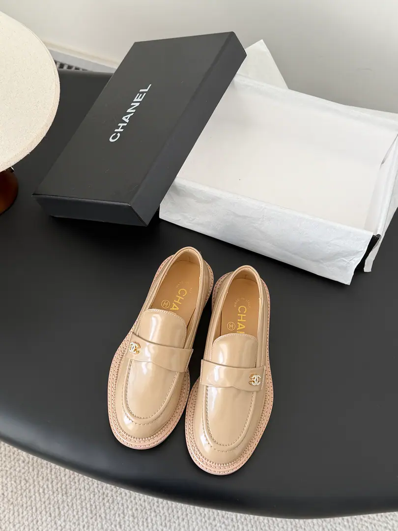 Chanel 26cNew LeFoo shoes. Classic shoe style. Shoes are so long and so fine and so fine and round. DoubleCMetal drilling dotted Simple and elegant.！It's a big deal. Shoe-faced cow skin. The inside sheep. Italy is a big-ass country. Size: 35-39 The other numbers are set.