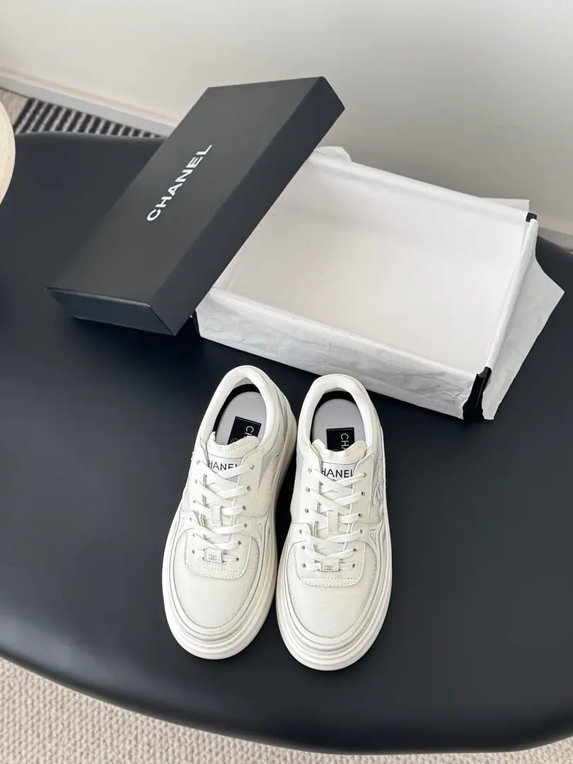 Chanel 26cThe King of Silver and New Springs. A hundred white shoes. The formula is not wrong. The combustible mix is full of energy. Sideprintlogo Nice foot. Shoe-face original customized materials Original Base Size:35-40