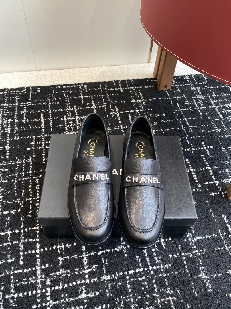 Requisition level Chanel 25ss Kaori! New paragraph Little fragrance button. Half-trawled Loafers. The Chun-hsiang family must have a deposit. The goddess series., I'm a great lady with a fragrant character., It's super patient., It's too hard to resist., Hearts.ing…… Shoe.: Importing cow skin/Import the open beads. Import original open-cut hardwarelogo Uchi.: A mixed-meat sheep. Otsumi!: Italy is a big-ass country. Size: #34-42（34 40 41 42I'll make sure I don't change it.）