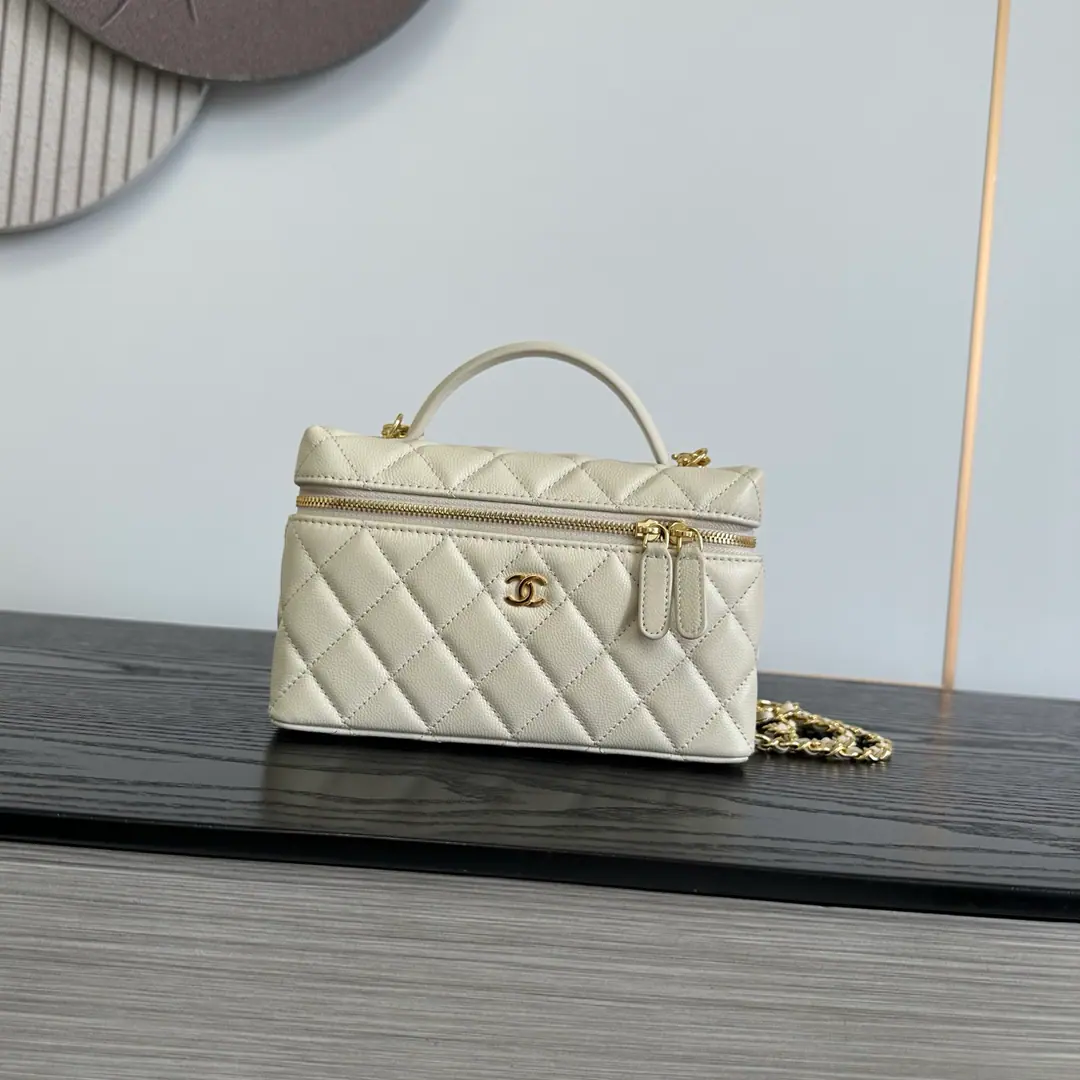 《Mimi 19cm 》<Caviar.🐮Pee.＞Milk🥛Almond.OHANEL🚩🚩🚩26BAdvanced Handicrafts 🌠🌠🌠LpBox.miniNo. No.🖤Advanced HandicraftsLPThe old money is a good thing when you're eating a well-packed lunch box., - It's a grinding resistance., I don't worry about wear or tear.～The cross-sectional sprawl is falling apart., Horizontal zipper., The inside and the inside of the big one is super-intelligent., ProMax+Pizza.+The makeup is all light.[Cool.R]Light gold metal binaryCLow profile atmosphere.～Bring your own short handle.+🉑️We'll take the skin off and wear the gold chain.[Beauties.R]With all the French names on your hands, you can see.～The slashing back is a relief., I can't make any mistake with the commuters.！Dimensions: 19cm！