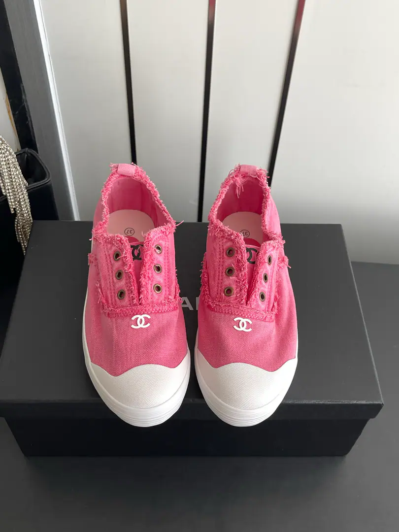 🏧𝗖𝗛𝗔𝗡𝗘𝗟New biscuits. Highest Quality Top recreational sneakers.. Shoe-faced canvas.+It's in the air.+- The rubber floor. Codes: 35-40（40Do it.）