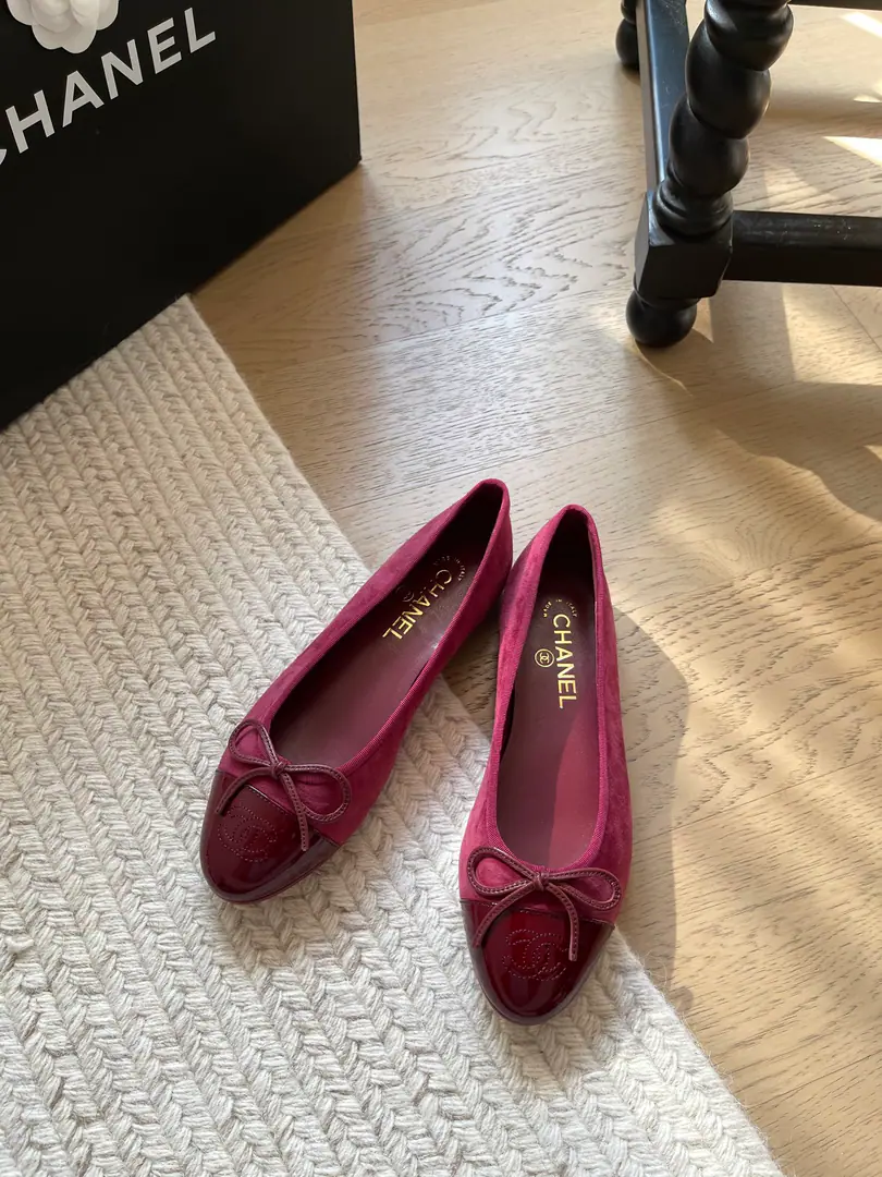 Chanel The new color of ballet shoes.❗ Top Version！We'll have to sell it first. This one doesn't have to be explained too much.！It's a classic. This year's new color is very good.🔥 Shoe-faced sheep's skin. That's a big one. Codes: 34-41「34 40 41Custom without re-offer」