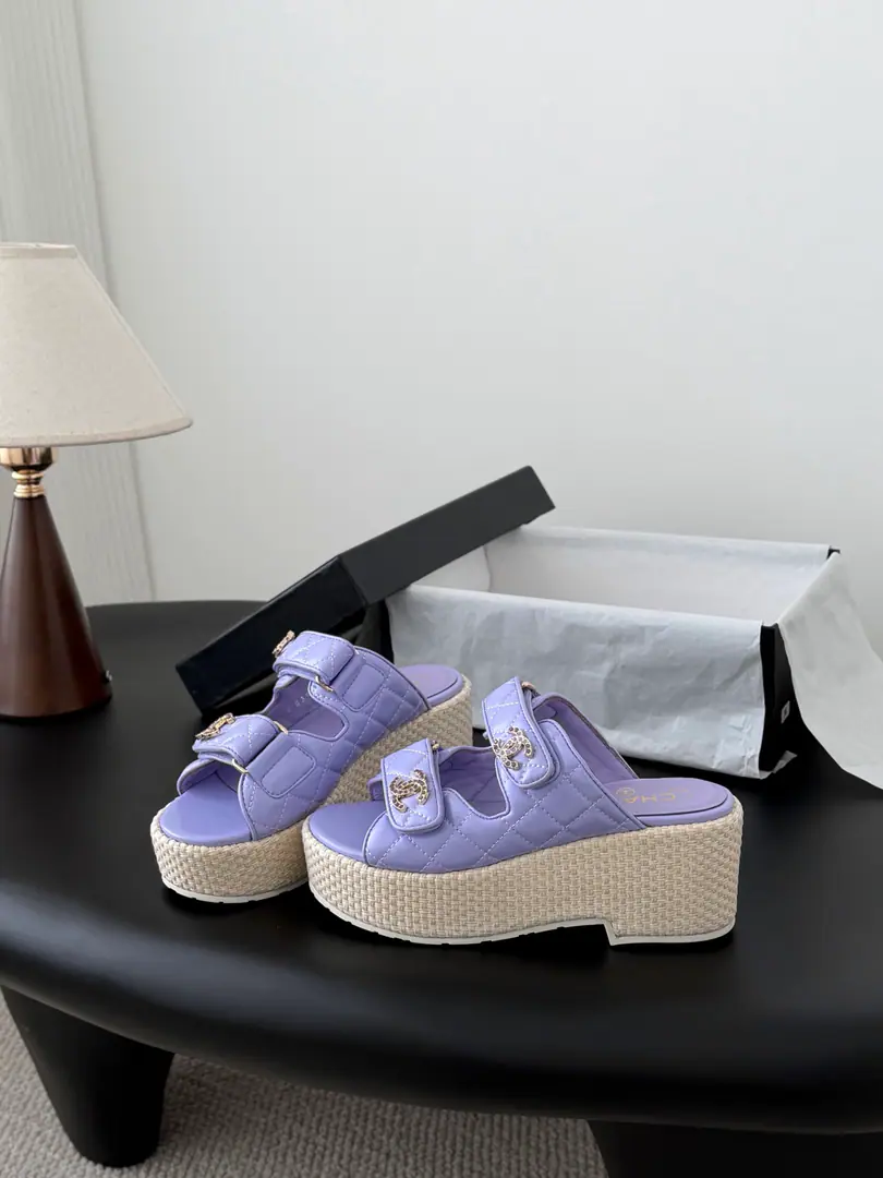 🏧𝐂𝐡𝐚𝐧𝐞𝐥 26PShow me the water-proof sandals.！ Shoe-faced sheep-yung., Waterproofing stations4cm, Back up.12cm！ It's steady on the feet.！Put on a straight 2-foot-eight. I'll put my foot on the skin inside., Original Base. Size:35-39 40Do it.