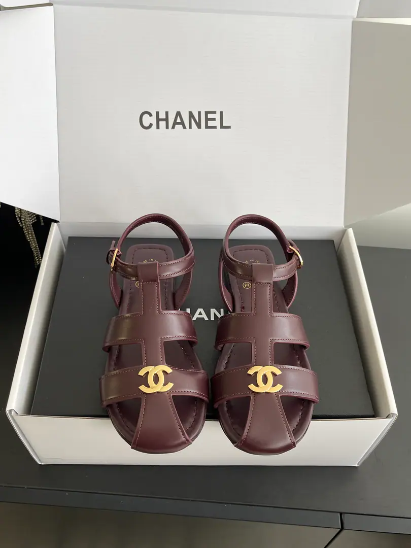 🏧𝗖𝗛𝗔𝗡𝗘𝗟Spring and summer sandals, pig cages. A superstar, red grass. The old-fashioned pretense. BrandlogoThe logo metal matches every design element on a fashionable spot. The upper foot is very comfortable. Super-net red grass. Shoe-faced material: Bullskins. Inside materials: Water to dye the sheep's skin. The original is a big, fat package. Codes: 35-40（40Make a reservation.）
