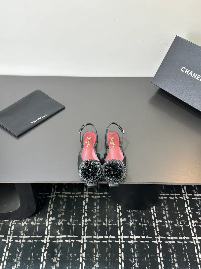 26ssThe new early spring.ChanelChanel. Xiang Xiang Quan and the mountain tea flower are slinging sandals Round Head Design:♪ Elegance and thinness ♪, Pulling legs and bowing bows and bowing bows.:Sweet and sweet., Add female charm and design.:High and thin., Show me the gracefulness of the show., It's for every occasion. - I'm not a professional., Showing the grace of a woman in the workplace and her ability to match her dress with her dress., To be the focus of the whole show. With a dress., A romantic, soft side with jeans., ♪ Easy to ride the leisure style ♪ It's either a daily commute or a party., It'll make you feel better., Show me grace. Shoe.: Lamb skin. Inside, put your feet on the inside.: Comfortable sheep skin. Shoes under the sole.: Italy is a big-ass country. Codes: 35-39（40.41.I'll make sure I don't change it.）