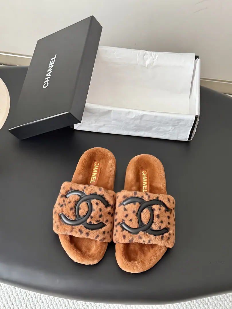 🏧𝐂𝐡𝐚𝐧𝐞𝐥 26KNew fur slippers.！ This is so cute.～ ♪ Soft and fluffy hair ♪, It's warm and warm.! I'm gonna raise my legs.! Autumn and winter with socks and lazy. The upper feet are really nice and fashionable.!It's so beautiful.! Import wool, ♪ My hands are so delicate and so soft and smooth ♪ Original model rubber bottom Size: 35-41（40/41Custom）