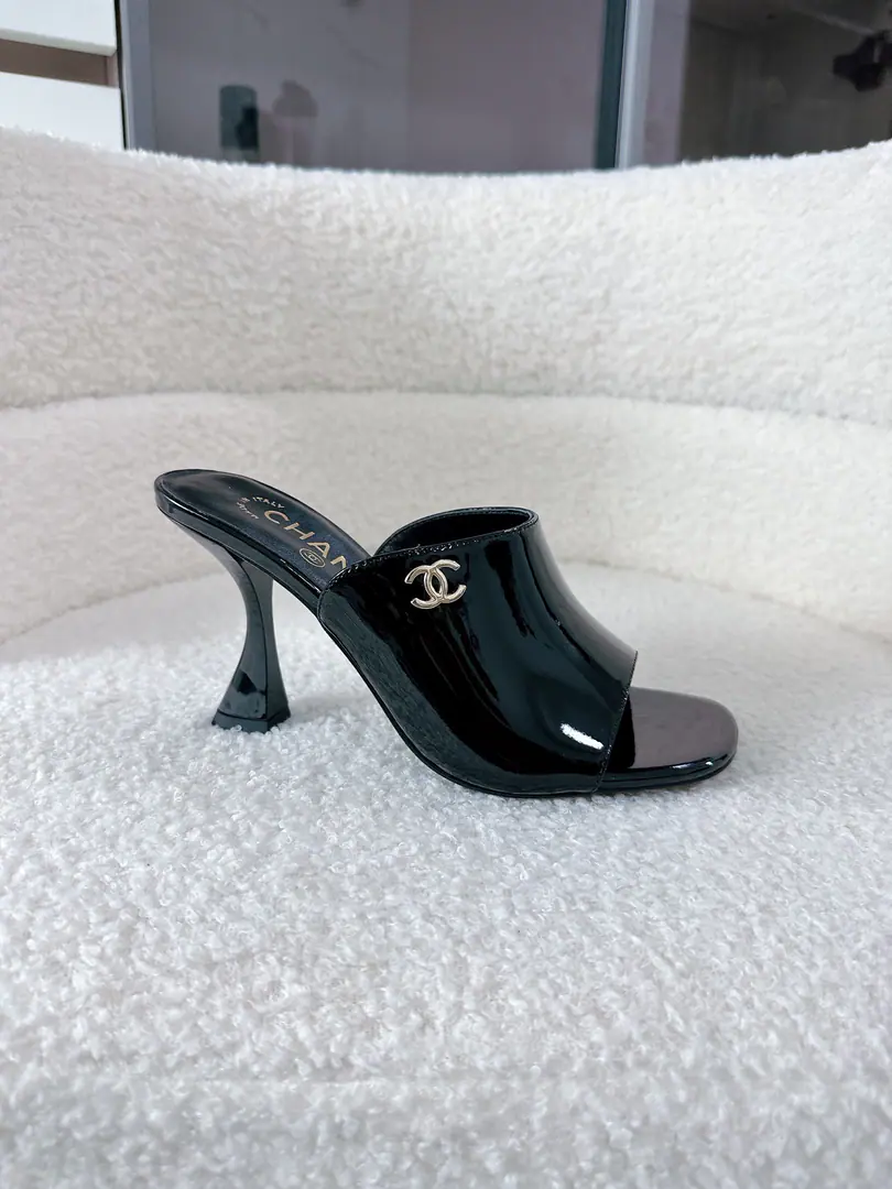 Aircraft box+10 CHANELChanel.｜26/A The latest high heels on the network. 🌟 Requisition Quality｜The original counter is one-to-one. Purchased for development of goods Revert all details ✨Lamb skin./The paintskins are the only ones. ✨In the soft sheep's skin. ✨Italian imports are so skiny. ✨Classic doubles.CDeleting logo suffix The air is cozy with the comfort. Put it on. It's a sense of excellence.🧚‍♀️ #ChanelChanel.#Luxury sub-purchases #♪ The high-end touch ♪ #High heels. Fabulous.: Original customized sheep skin Painted skin. Uchi.: Lamb skin. Foot.: Original customized sheep skin Shoes under the sole.: Italian imports are so thick. Size: 35-41（.40.41Custom without re-offer）