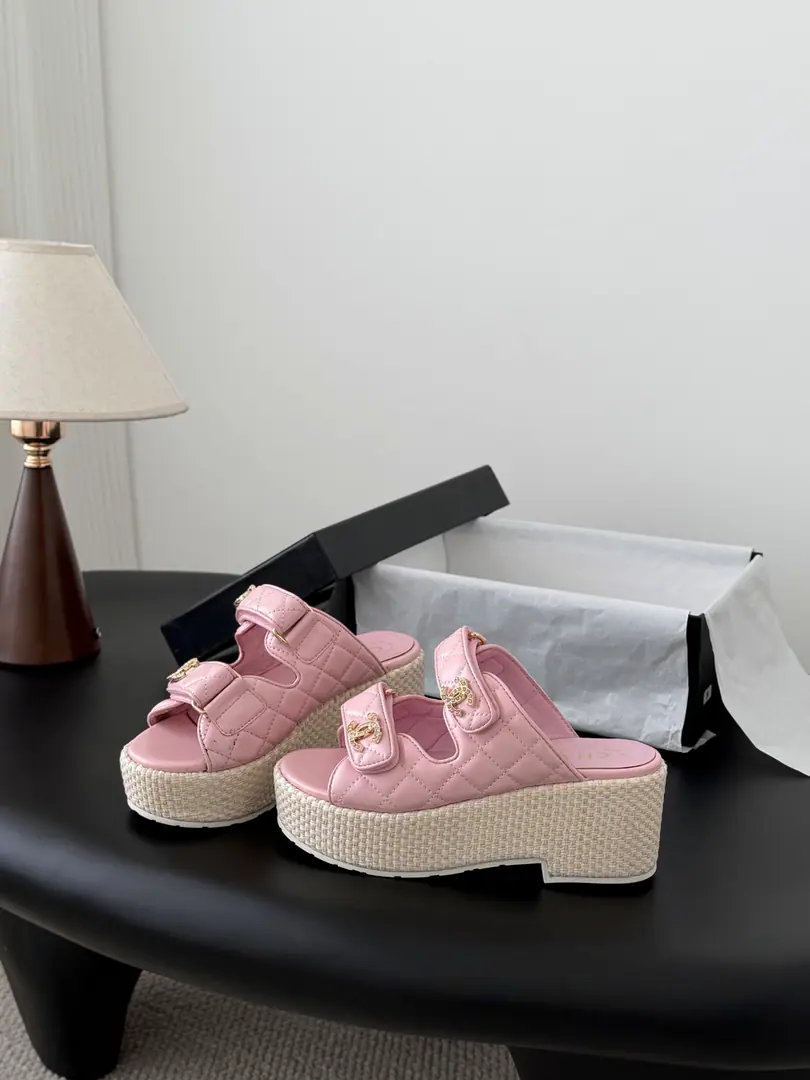 🏧𝐂𝐡𝐚𝐧𝐞𝐥 26PShow me the water-proof sandals.！ Shoe-faced sheep-yung., Waterproofing stations4cm, Back up.12cm！ It's steady on the feet.！Put on a straight 2-foot-eight. I'll put my foot on the skin inside., Original Base. Size:35-39 40Do it.