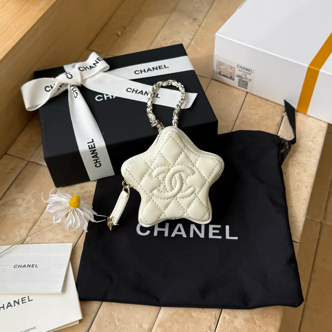 《White》CHANEL🚩🚩🚩26cStars hanging.🌟Five Point Point, Lamb-Skins, pocket wallet.🫶We can do headphones. Key bag.！The product uses all-sheep embroidery., The gold is a pentagram., It's beautiful.！It's a touch of heart.💚Five Point Stars can be zero. ♪ Beloved and cute ♪✨✨Unlock multiple backs., You can do it yourself.diyChain Slash, ♪ A very good and lovely man ♪！！Come on!❕❕ New❤️ ParagraphA