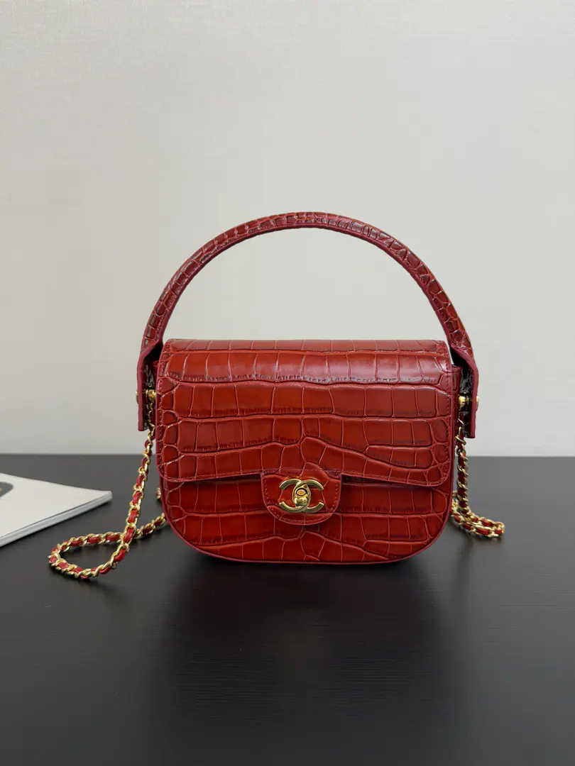 Current 26AAdvanced Handicrafts Series The body and the handle are all alligator-stamped calf skins., Arc handle of building sense.➕A classic skin-chaining., And the red leather in the inside., It's a great sense of light in the flesh., The touch is full of qualities., They're talking about the fine details of this bag.！！Fang is not a good internal space., The crowd is very important. size: 20*16*5cm 99593