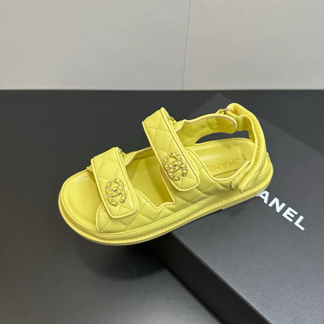 🍌🍌 Chanel Chanel.25PMagic stickers on sandal sandals. The Shoes of the Lady Chan series, The style is so high.！It's all over the place.vintageWind. I'll take it off the market., It's a big fan of the Reds.. DoubleCDiamond metal-buttoning decoration, ♪ Luxuries full ♪. The button design is easy to wear., A thick, bottom-down fashion and comfort., Summer Sunrise Street is a free breath.. The shoes are original sheep skin..In the sheep's skin., Two private models.CMetal button Original rubber bottom Size: 35-39 (40 41Make a reservation.)