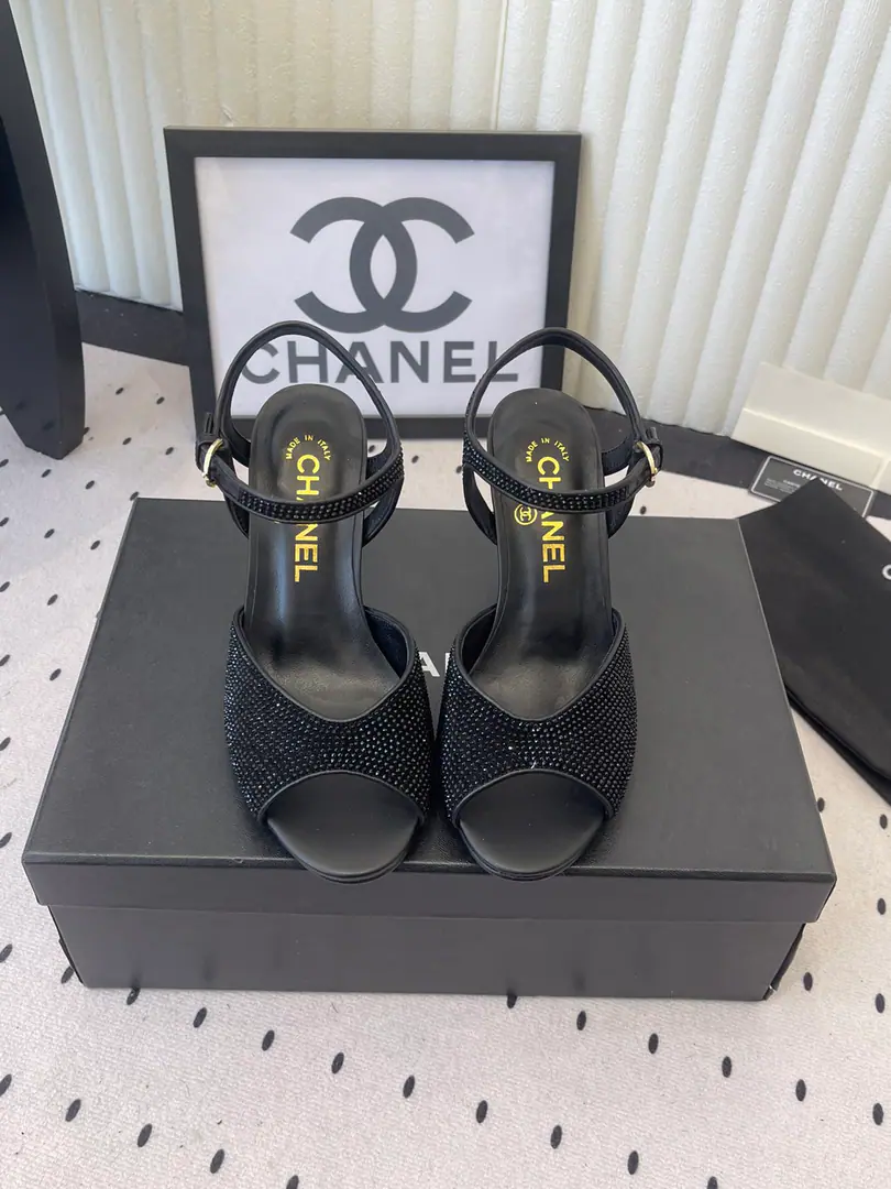 ChanelNew water is a double.C The sandals with Mary Jane. High Version That's probably what she's got for her. Always knew girls. It looks cold but it feels like a black stocking. It's round-tied. It's completely unchosen. And a big fat foot. And the little sheep's skin is painted. It's a very visual shock. Inside is the skin of the sheep. ItalyAIt's a big-ass level dye. Size: 35-39（40/41Custom）