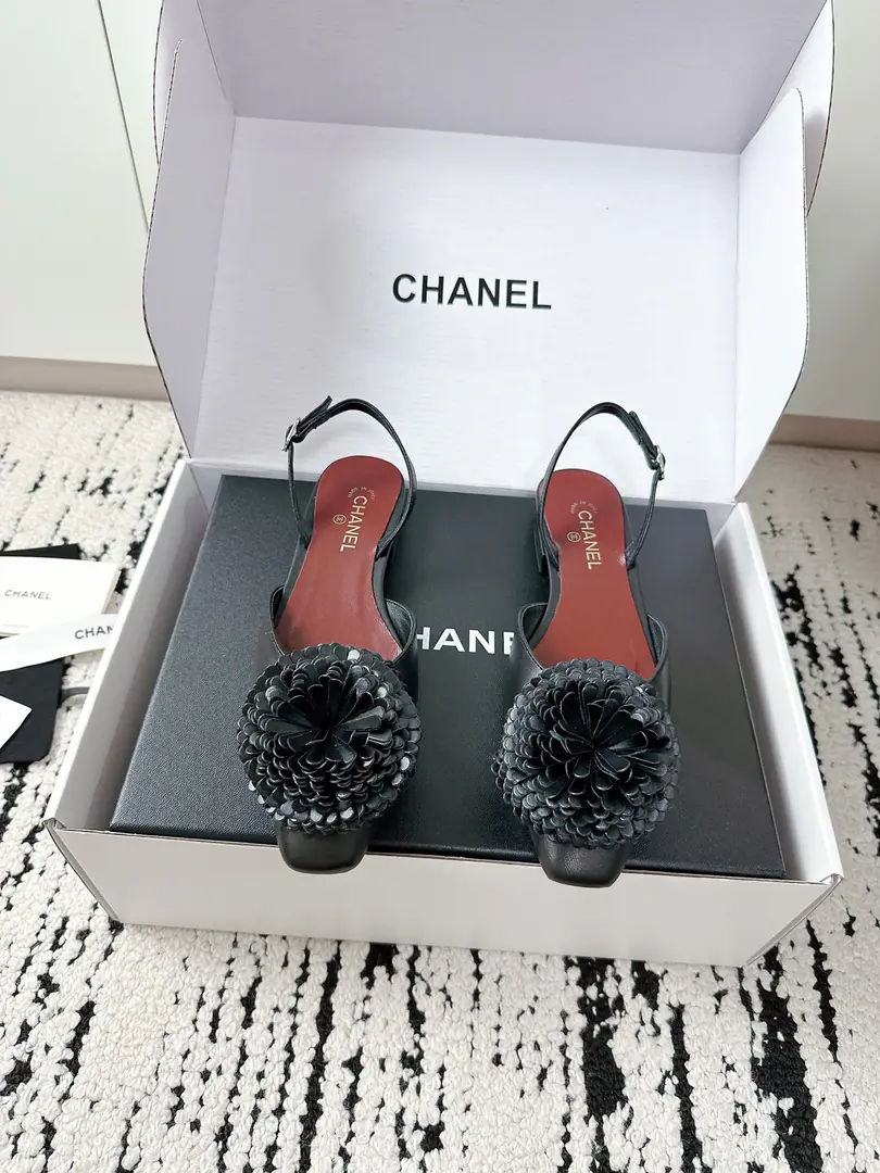🏧𝗖𝗛𝗔𝗡𝗘𝗟Top-level and Mary Jane's sandals. Original Recym The cabinet show is absolutely awesome.✨ The hottest style of the season., It's very soft and comfortable and uncool.. A classic double.CElement Match, Superfashion Import of materials using originals for flour The original membrane is so thick. Size35-41 [40.41Do it.] [⚠️Need a plane box.+]