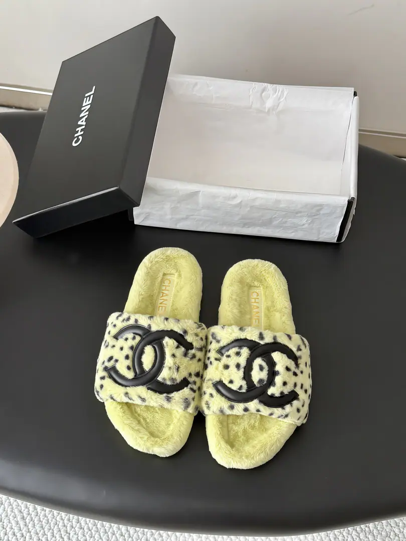 🏧𝐂𝐡𝐚𝐧𝐞𝐥 26KNew fur slippers.！ This is so cute.～ ♪ Soft and fluffy hair ♪, It's warm and warm.! I'm gonna raise my legs.! Autumn and winter with socks and lazy. The upper feet are really nice and fashionable.!It's so beautiful.! Import wool, ♪ My hands are so delicate and so soft and smooth ♪ Original model rubber bottom Size: 35-41（40/41Custom）