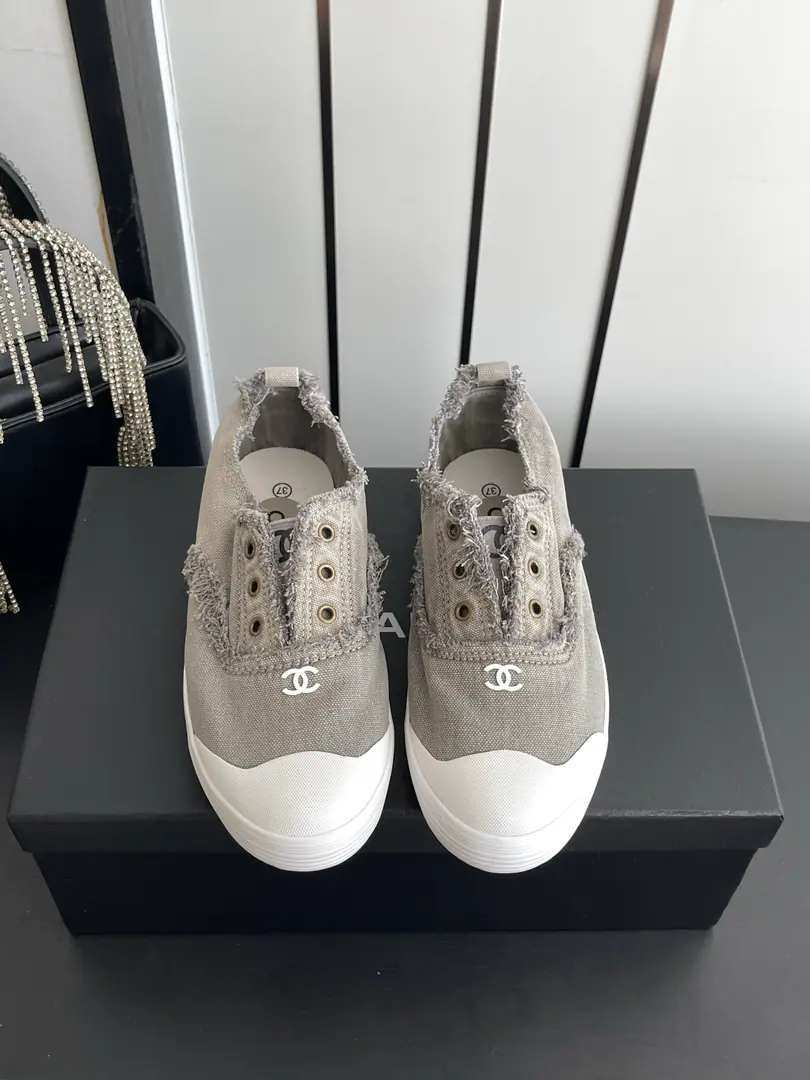 🏧𝗖𝗛𝗔𝗡𝗘𝗟New biscuits. Highest Quality Top recreational sneakers.. Shoe-faced canvas.+It's in the air.+- The rubber floor. Codes: 35-40（40Do it.）