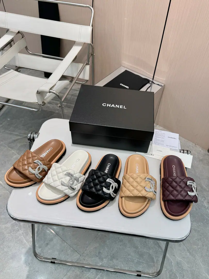 CHANEL Drilling slippers.