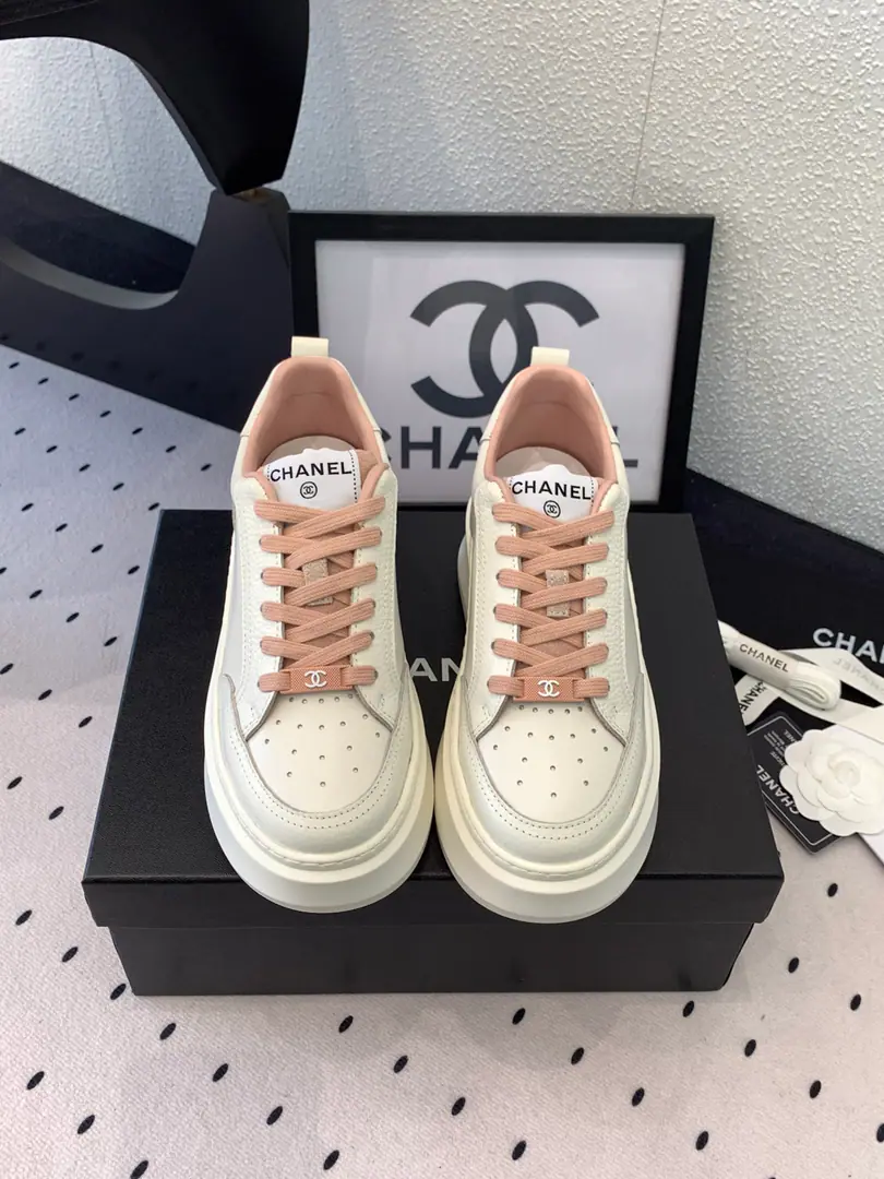 ChanelNew and more leisure shoes. High Version The Red and Star show. The upper foot is comfortable with the leg shape. A hundred leisure sports money. Imported cattle and shoes. Into the sheep's skin. Original OpenTPUOtsumi! Size:35-39 （40 41Make a reservation.）