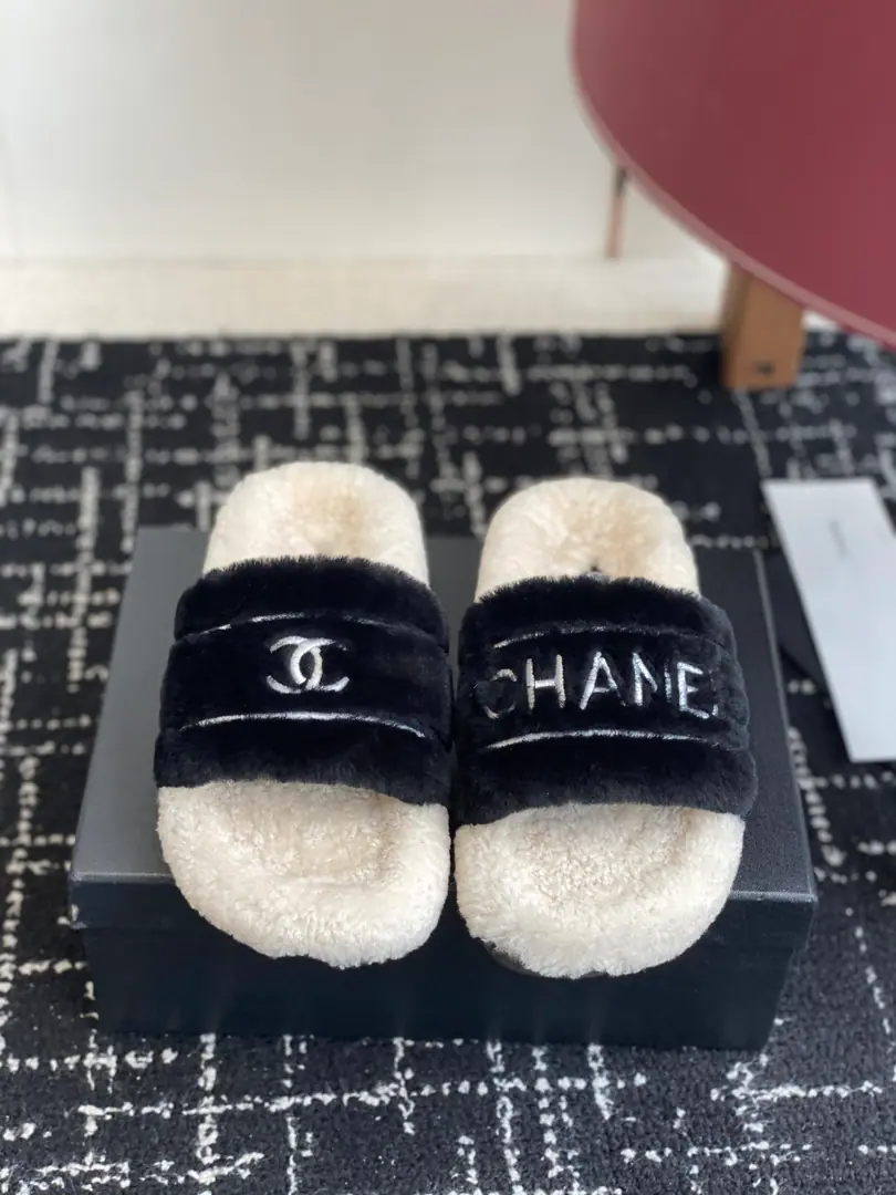 Requisition level Chanel Classic four seasons.CFurry slippers.！This is so cute.～ ♪ Soft and fluffy hair ♪, It's warm and warm.! I'm gonna raise my legs.! Autumn and winter with socks and lazy. The upper feet are really nice and fashionable.!It's so beautiful.! Import wool, ♪ My hands are so delicate and so soft and smooth ♪ Rubber Bottom Size: #35-39（40 Custom）