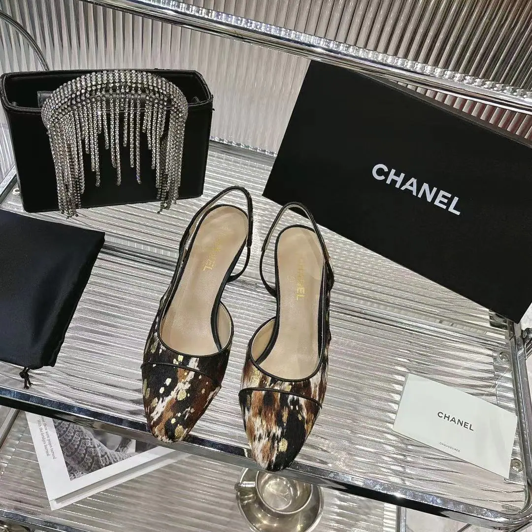 Plant price 💫💫26Spring and summer must have luxury slippers.！ChanelThe chain design has its own high light., Classic doubles.CIdentified., The little fragrance is so delicate that it can't hide.～ I'm not free., It's not too much., Daily commute, Wear them on weekends., ♪ The upper feet are light and unburdened ♪, The details are very well-known., The stylish summer atmosphere is all about it.✨ 🔺Fabulous.:Margarita.➕In the sheep's skin. 🔺Codes: 35-40Code（41, 42Make a no-refund order.） 🔺He's tall.: 6.5cm The cabinet is full packaging.