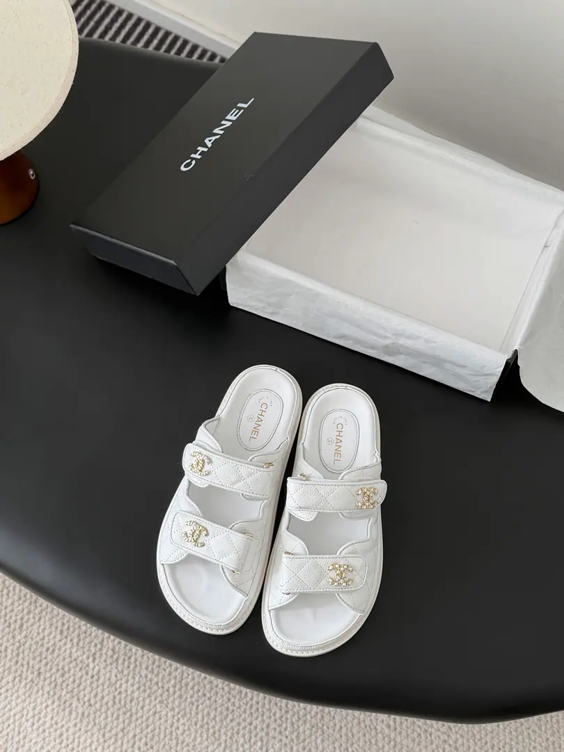 [ That's a little skin.+30 ] 🏧𝗖𝗛𝗔𝗡𝗘𝗟 New magic with the classic sandals. Top Quality Original Customise Requisition level！ All the colors are in my house.！ Import of specific flour+Foot./The inside sheep.+Rubber bottom Original hardware button design, It's simple and fashionable. All with cabinet top packing！ Size:35-41 [40.41Do it.]