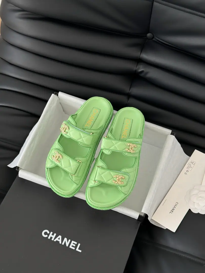 🏧𝗖𝗛𝗔𝗡𝗘𝗟 New magic with the classic sandals. Top Quality Original Customise Requisition level！ All the colors are in my house.！ Import of specific flour+Foot./The inside sheep.+Rubber bottom Original hardware button design, It's simple and fashionable. All with cabinet top packing！ size:35-41 [40.41Do it.]